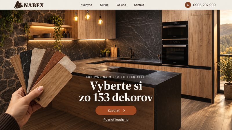 Iný návrh: ruka drží vzorky dekorov pred vašou kuchyňou s kamennou stenou a nadpis Vyberte si zo 153 dekorov